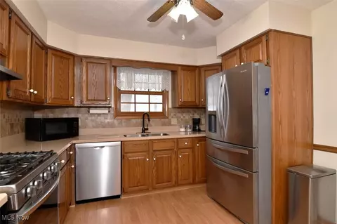 Kitchen - 3302 S Ridge Rd E, Ashtabula, OH 44004 photo 2 of 2