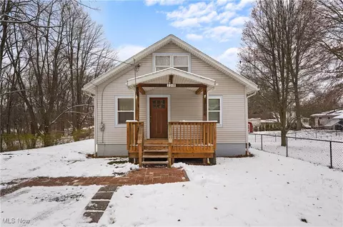 2218 Lee Dr, Akron, OH 44306