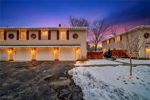 8729 Fox Rest Dr #6-24, Brecksville, OH 44141