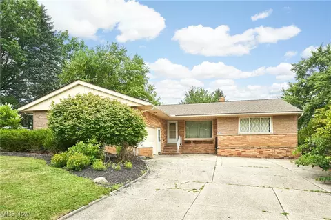 5552 Briarcliff Dr, Garfield Heights, OH 44125
