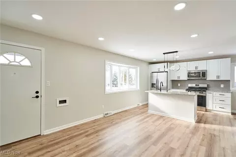 Living - 30705 Grant St, Wickliffe, OH 44092 photo 2 of 3