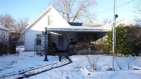 1008 Raymond St NW, Warren, OH 44485