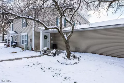 589 Canterbury Ln #B-13, Medina, OH 44256