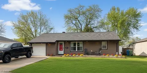 6397 Aylesworth Dr, Parma Heights, OH 44130