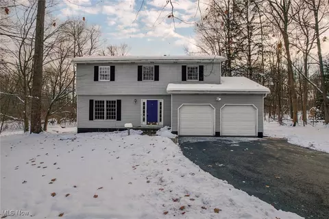 9201 Old Meadow Dr, Chagrin Falls, OH 44023