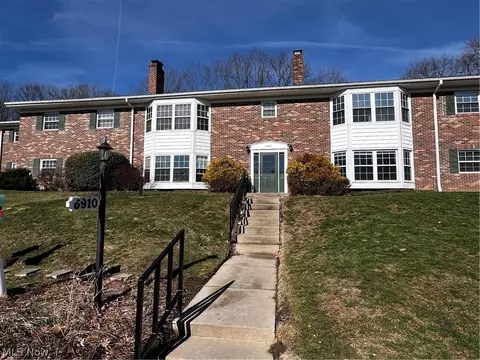 6910 Carriage Hill Dr #104, Brecksville, OH 44141