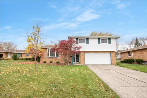 1184 Mayfair Dr, Seven Hills, OH 44131
