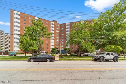 11850 Edgewater Dr #804, Lakewood, OH 44107