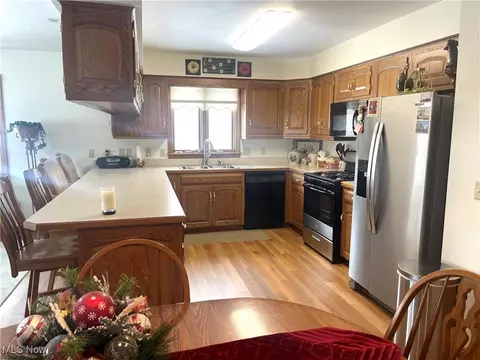 203 Pinehurst Dr, Dover, OH 44622 photo 2