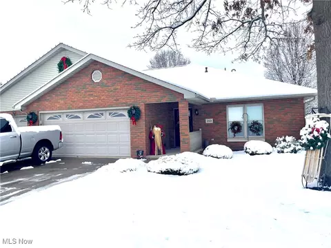 203 Pinehurst Dr, Dover, OH 44622