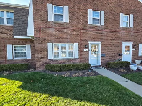 3706 Addington Ct, Fairview Park, OH 44126