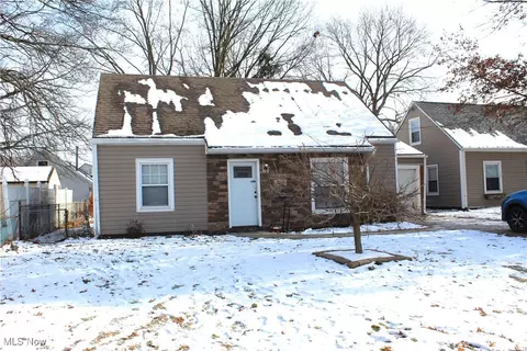 2911 Oakwood Dr, Cuyahoga Falls, OH 44221