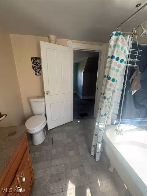 Bath - 2623 Elyria Ave, Lorain, OH 44055 photo 1 of 2