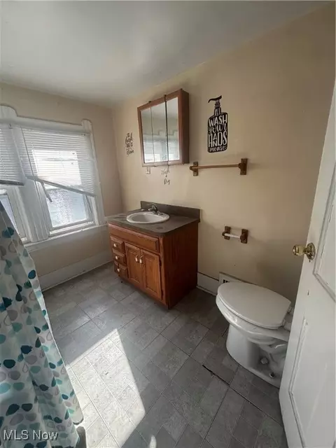 Bath - 2623 Elyria Ave, Lorain, OH 44055 photo 2 of 2