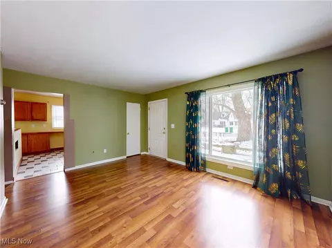 Living - 5043 Forest Rd, Mentor, OH 44060 photo 4 of 4