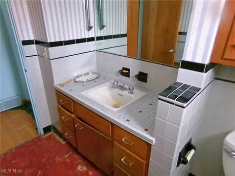 Bath - 4336 Crestwood St NW, Canton, OH 44708 photo 1 of 5