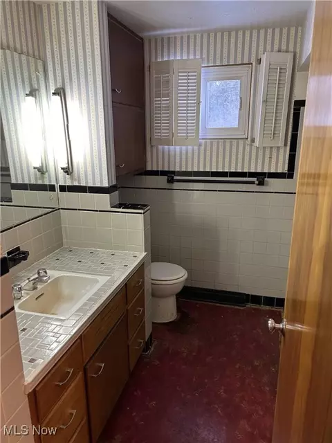 Bath - 4336 Crestwood St NW, Canton, OH 44708 photo 5 of 5