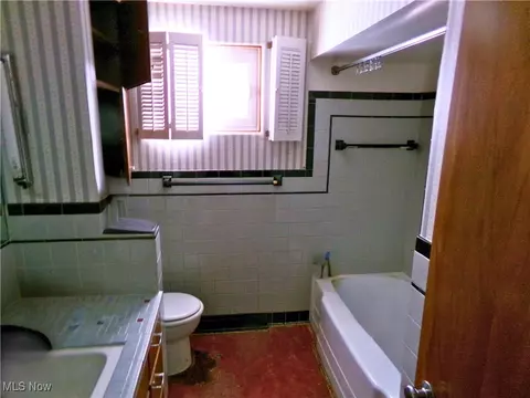 Bath - 4336 Crestwood St NW, Canton, OH 44708 photo 3 of 5