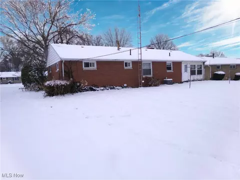 Exterior - 4336 Crestwood St NW, Canton, OH 44708 photo 2 of 3
