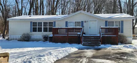 24 Hawaiian Dr, Madison, OH 44057