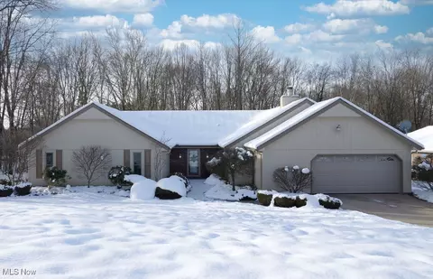 8305 Pebble Creek Ct, Chagrin Falls, OH 44023