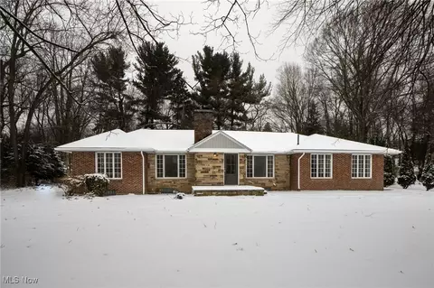 47 Beechwood Dr, Northfield, OH 44067