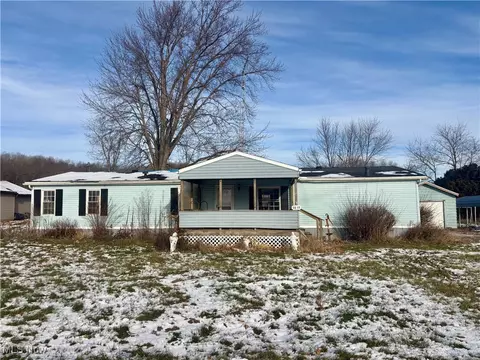 9859 Mapleton St SE, East Canton, OH 44730