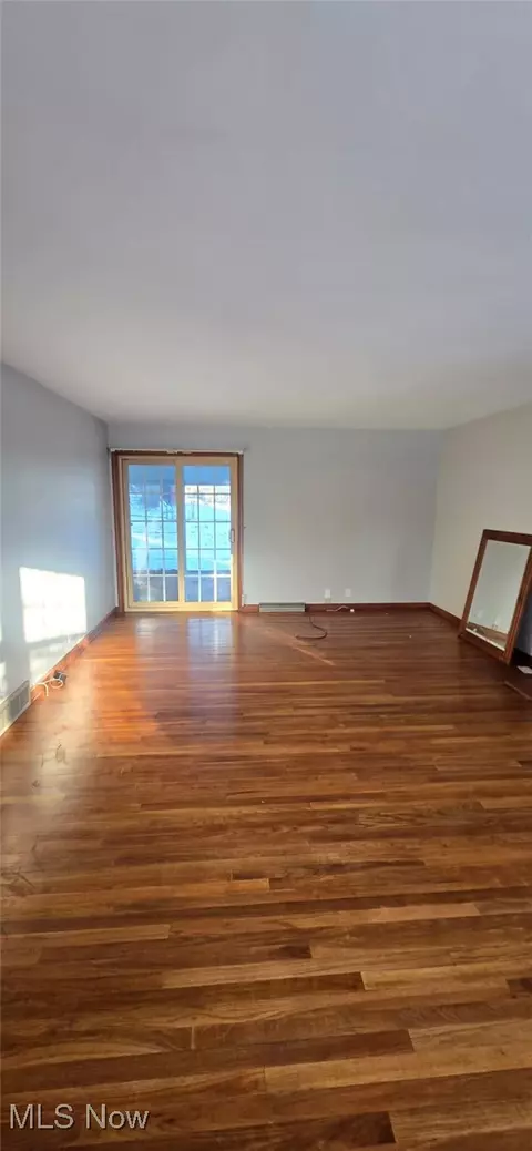 Living - 7159 Springdale Dr, Brookfield, OH 44403 photo 5 of 5