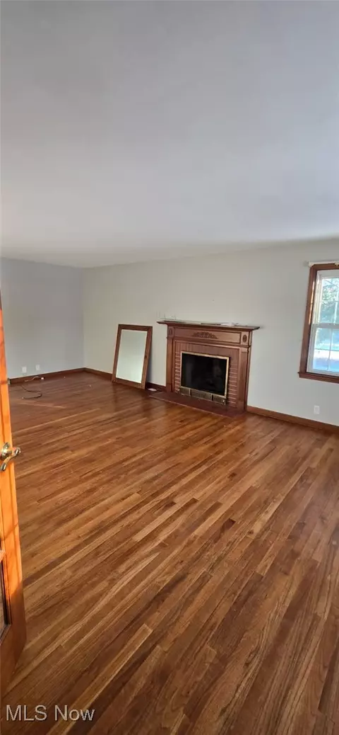 Living - 7159 Springdale Dr, Brookfield, OH 44403 photo 4 of 5