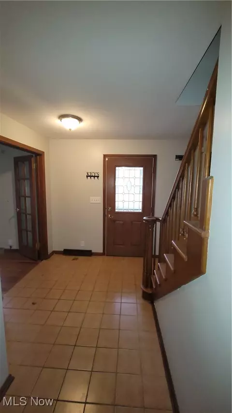 Entry Way - 7159 Springdale Dr, Brookfield, OH 44403 photo 1 of 6