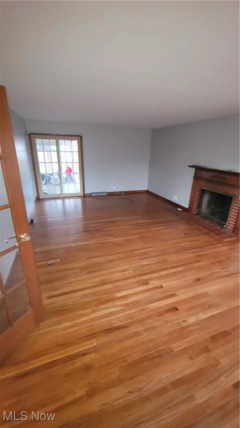 Living - 7159 Springdale Dr, Brookfield, OH 44403 photo 2 of 5