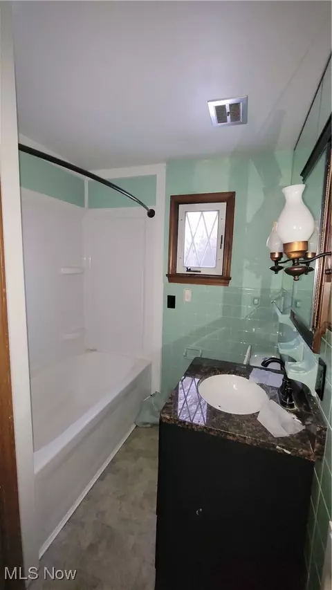 Bath - 7159 Springdale Dr, Brookfield, OH 44403 photo 2 of 4