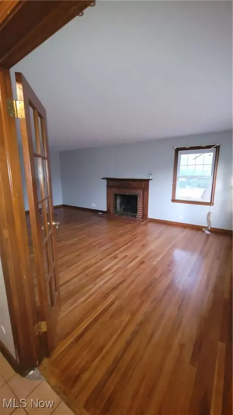 Living - 7159 Springdale Dr, Brookfield, OH 44403 photo 3 of 5