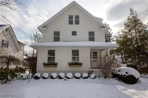 47 Hall St, Chagrin Falls, OH 44022