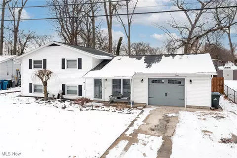 1328 Birchview Dr, Vermilion, OH 44089