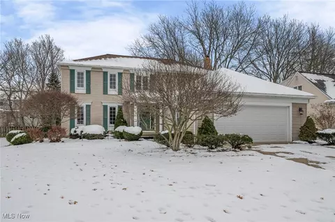 3733 River Ln, Rocky River, OH 44116