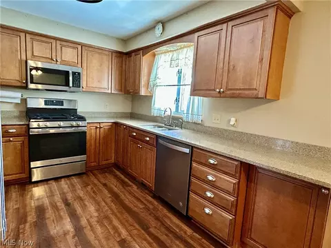 Kitchen - 172 Lake Shore Dr, Struthers, OH 44471 photo 2 of 4