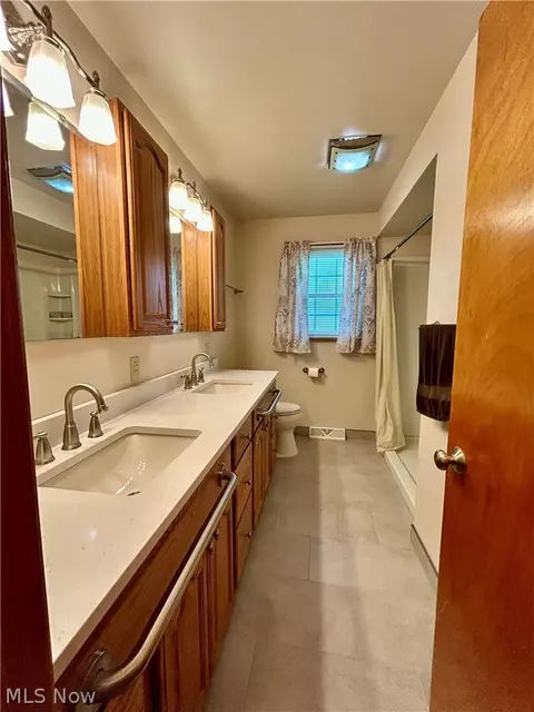 Bath - 172 Lake Shore Dr, Struthers, OH 44471 photo 1 of 2