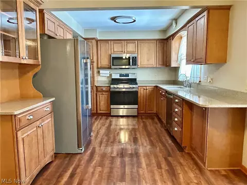 Kitchen - 172 Lake Shore Dr, Struthers, OH 44471 photo 1 of 4