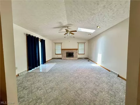 Living - 172 Lake Shore Dr, Struthers, OH 44471 photo 3 of 6