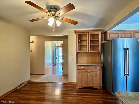 Entry Way - 172 Lake Shore Dr, Struthers, OH 44471 photo 2 of 3