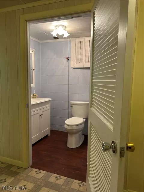 Bath - 172 Lake Shore Dr, Struthers, OH 44471 photo 2 of 2