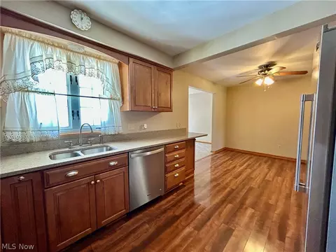 Kitchen - 172 Lake Shore Dr, Struthers, OH 44471 photo 4 of 4