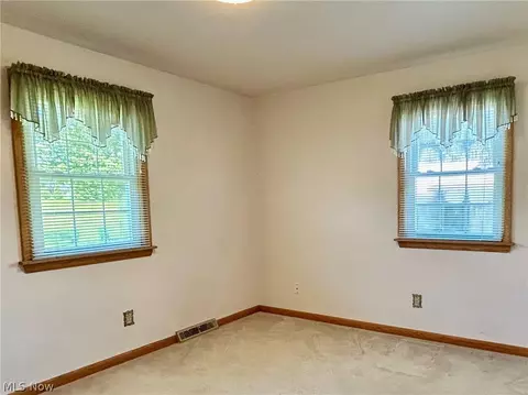 Bedroom - 172 Lake Shore Dr, Struthers, OH 44471 photo 2 of 4