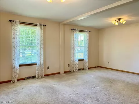 Living - 172 Lake Shore Dr, Struthers, OH 44471 photo 5 of 6