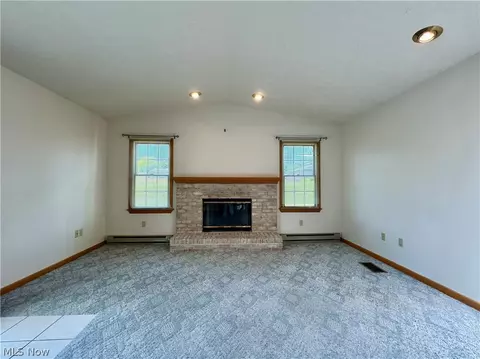 Living - 172 Lake Shore Dr, Struthers, OH 44471 photo 4 of 6