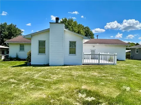 Exterior - 172 Lake Shore Dr, Struthers, OH 44471 photo 4 of 9