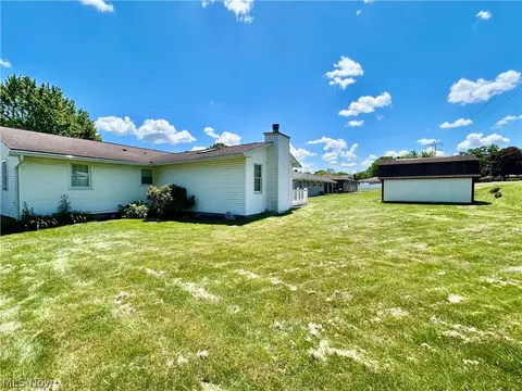 Exterior - 172 Lake Shore Dr, Struthers, OH 44471 photo 3 of 9