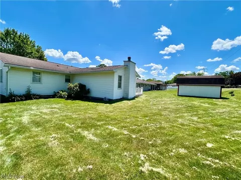 Exterior - 172 Lake Shore Dr, Struthers, OH 44471 photo 6 of 9