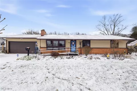 40 Lakeview Dr, Grafton, OH 44044